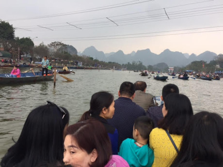 Kinh hoang bien nguoi chen chan o chua Huong - Anh 1