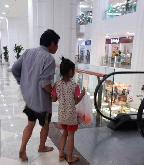 Anh cam dong: Di khap the gian khong ai tot bang me cha - Anh 4