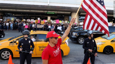 Nguoi ung ho sac lenh ti nan, nhap cu cua ong Trump noi gi? - Anh 1