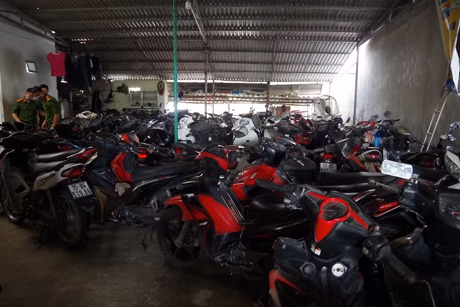 1 góc xe tang vật tại nhà Tâm khi lực lượng Công an tiến hành khám xét