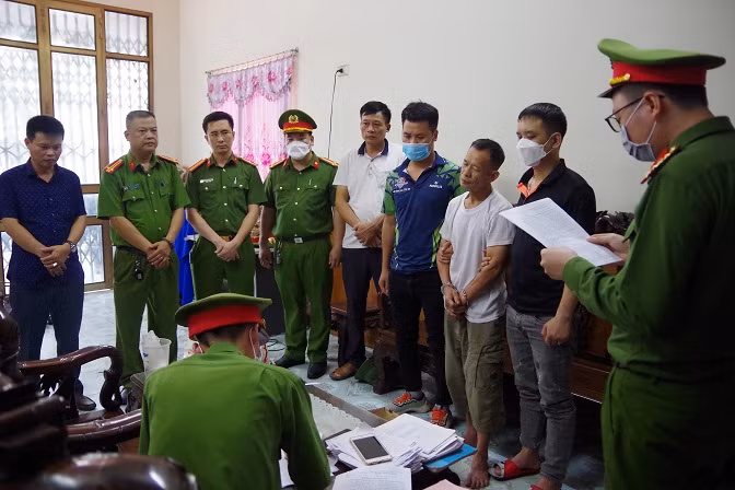 Lực lượng công an đọc lệnh bắt Nguyễn Khắc Tâm.