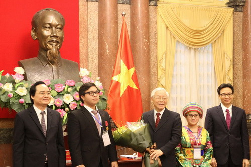 Đại diện học sinh, sinh viên tặng hoa Tổng Bí thư, Chủ tịch nước Nguyễn Phú Trọng Đại diện học sinh, sinh viên tặng hoa Tổng Bí thư, Chủ tịch nước Nguyễn Phú Trọng