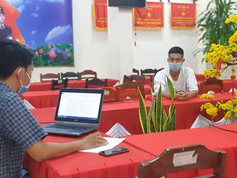 Lương Văn Chí Linh (áo trắng) làm việc với cơ quan chức năng.