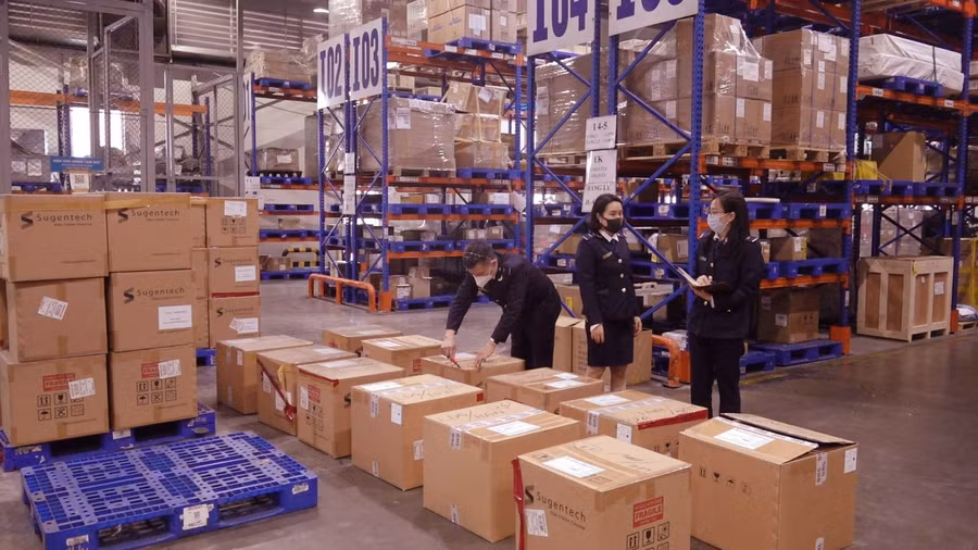 Lô hàng test Covid-19 có dấu hiệu nhập lậu bị phát hiện. Ảnh: Tổng cục Hải quan.