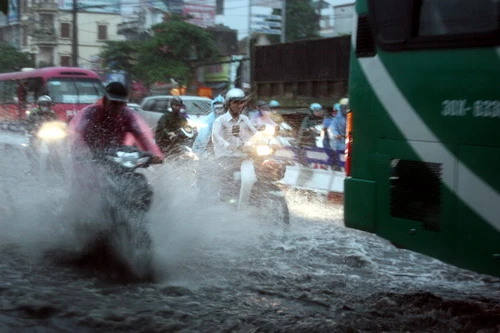 Mưa lớn, phố thành ao