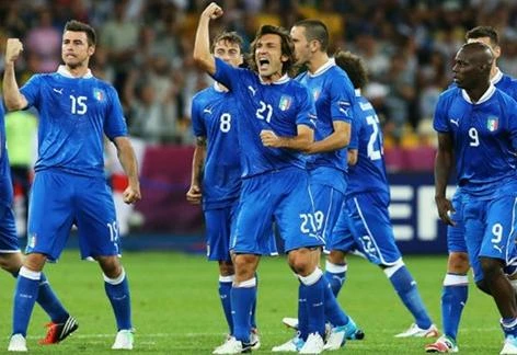 Italia giành vé cuối vào bán kết