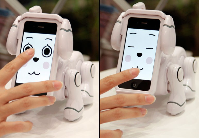 Những hình ảnh ấn tượng trong tuần ảnh 6 Bandai’s ’SMARTPET’ robot dog is demonstrated at the International Tokyo Toy Show. The screen of an iPhone becomes the robot’s head and can display changing facial expressions.
