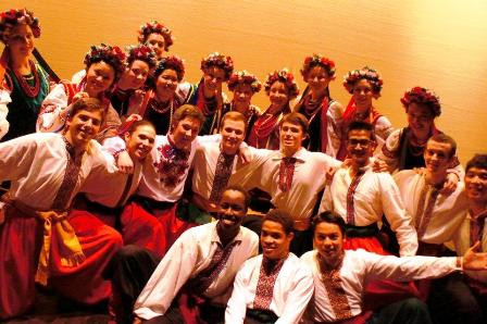 Trâm Anh trong đội múa Ukraina của trường (đứng ở hàng trên cùng, người thứ hai từ trái sang) đội múa Ukraina của trường em (Em đứng ở hàng trên cùng, là người thứ hai từ trái sang)