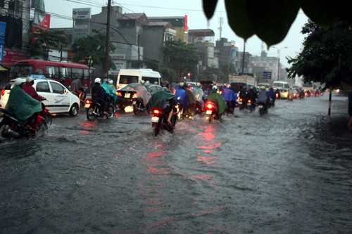 Phương tiện ùn ứ thành hàng dài trên đường Giải phóng. Ảnh, gdtd.vn