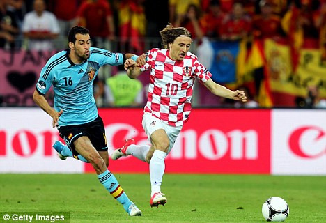 Modric không thích hợp với lối chơi của Real Madrid ảnh 1 Luka Modric (phải) đang tiến gần tới một cuộc chuyển nhượng gia nhập sân Bernabeu