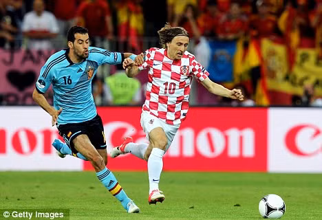 Luka Modric (phải) đang tiến gần tới một cuộc chuyển nhượng gia nhập sân Bernabeu