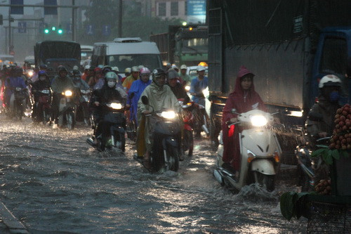Đây là thời điểm cuối giờ cao điểm, các phương tiện ùn lại. Ảnh, gdtd.vn