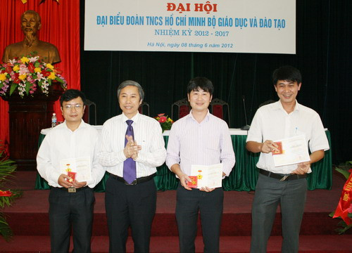 Đồng chí Ngô Kim Khôi - Trưởng Ban Dân vận Đảng ủy Bộ, Cục trưởng Cục Khảo thí và Kiểm định Chất lượng Giáo dục Bộ GD&ĐT trao kỷ niệm chương "vì thế hệ trẻ" cho các ĐVTN Đồng chí Ngô Kim Khôi - Trưởng Ban Dân vận Đảng ủy Bộ, Cục trưởng Cục Khảo thí và Kiểm định Chất lượng Giáo dục Bộ GD&ĐT trao kỷ niệm chương "vì thế hệ trẻ" cho các ĐVTN