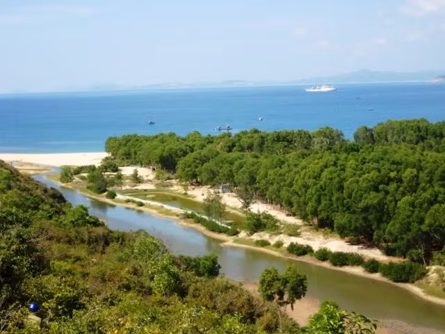 HS miền biển vượt núi đi học