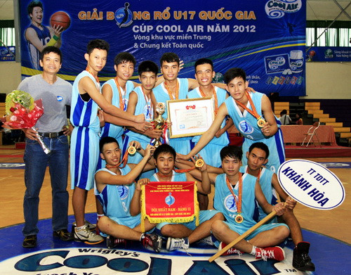 Đội U17 Khánh Hòa dành ngôi vô địch khu vực miền Trung. Đội U17 Khánh Hòa dành ngôi vô địch khu vực miền Trung.