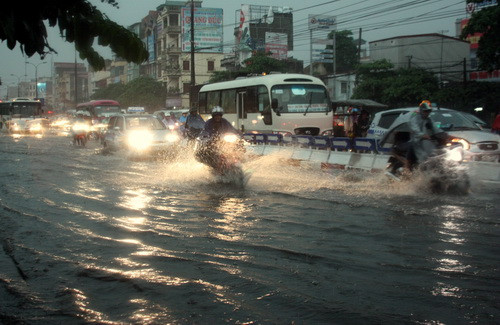 Hệ thống thoát nước mặt không kịp tiêu úng, ít phút sau, phố thành ao và đường tắc do người điều khiển xe máy tránh ao, đi vào làn xe đường giành cho xe cơ giới. Ảnh, gdtd.vn