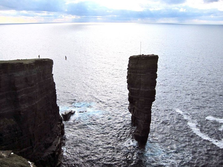 Những hình ảnh ấn tượng trong tuần ảnh 8 Daredevil Antoine Moineville walks along a tightrope 180ft above the North Sea strung between two sea stacks off the coast of Orkney