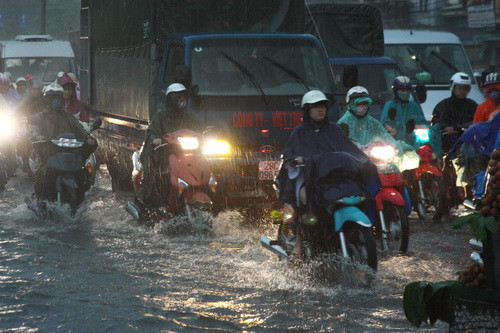 Mưa lớn ập xuống Hà Nội đúng 17 giờ chiều nay. Ảnh, gdtd.vn