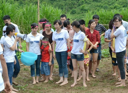 Các gia đình trẻ đang háo hức tham gia cuộc thi dưới sự hướng dẫn của các bạn sinh viên đến từ đội tuyển SIFE NEU. image001.jpg