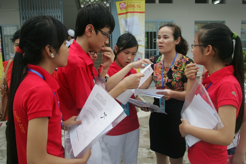 Bế mạc Olympic Toán Tuổi thơ 2012 – Vĩnh Phúc luôn khẳng định là đội mạnh ảnh 4 Trao đổi bài thi cùng cô giáo sau nội dung thi cá nhân cấp THCS