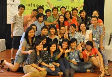 Diễn đàn Tuổi trẻ Việt Nam hè 2011 năm ngoái. (Em ngồi ở hàng đầu tiên, là người thứ hai từ trái sang)