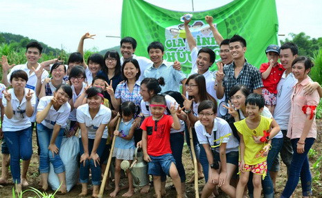 Các gia đình chụp ảnh lưu niệm cùng BTC cuộc thi. image023.jpg