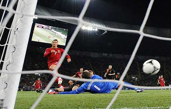 Để rồi chính Ronaldo kết liễu đội tuyển Hà Lan