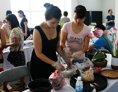 Các nữ nhà báo chuẩn bị trổ tài "...vào bếp"