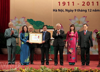 Phó Chủ tịch Quốc hội Uông Chu Lưu trao Huân chương Lao động hạng Nhì cho Lãnh đạo Nhà hát lớn Hà Nội. Kỷ niệm 100 năm Nhà hát Lớn Hà Nội