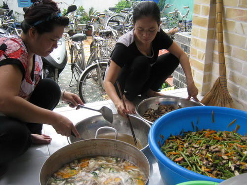 Phụ huynh phụ nấu bửa ăn cho “sĩ tử” ở hội đồng thi Phan Văn Trị, huyện Phong Điền, Tp Cần thơ Phụ huynh phụ nấu bửa ăn cho “sĩ tử” ở hội đồng thi Phan Văn Trị, huyện Phong Điền, Tp Cần thơ