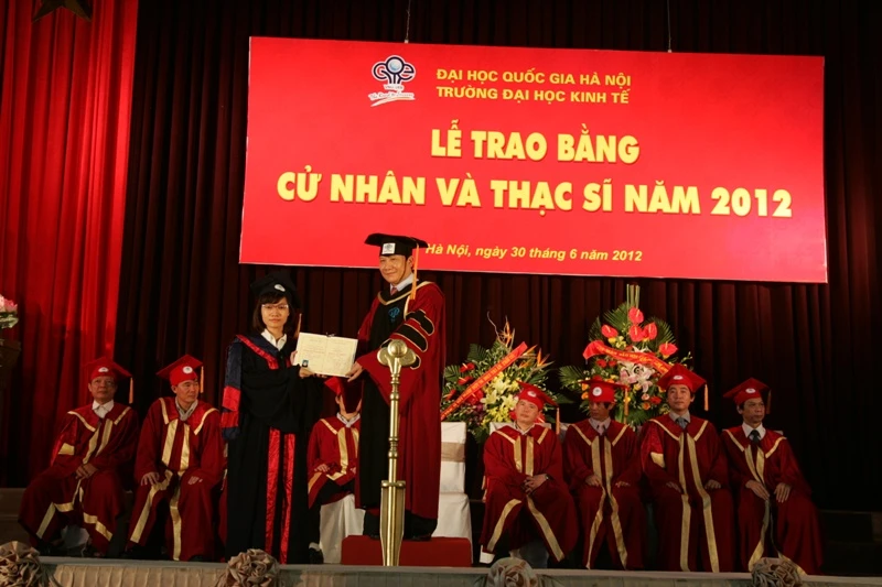 Đại học kinh tế trao bằng tốt nghiệp cho 634 tân cử nhân và thạc sĩ