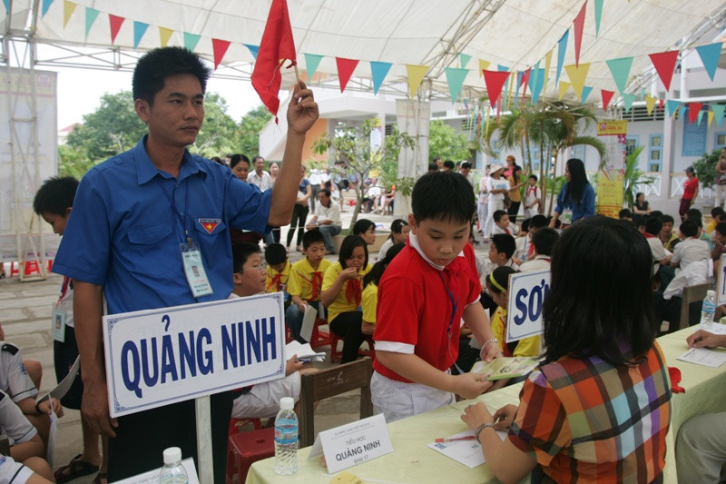 Bế mạc Olympic Toán Tuổi thơ 2012 – Vĩnh Phúc luôn khẳng định là đội mạnh ảnh 3 Những thí sinh đầu tiên hoàn thành bài thi tiếp sức đồng đội cấp tiểu học
