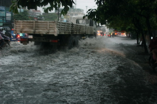 Chiếc xe tải khủng này lao vào ao, sóng nước đánh dạt vào xe máy, nhiều phụ nữ cất tiếng chửi bới lái xe vô ý thức. Ảnh, gdtd.vn