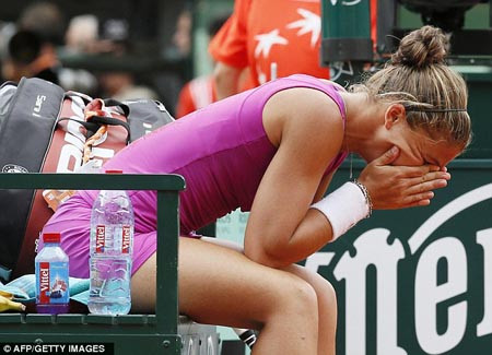 Errani khóc nức nở sau thắng lợi ở trận bán kết Errani khóc nức nở sau thắng lợi ở trận bán kết