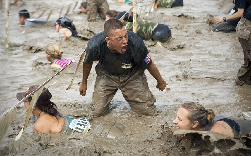 Những hình ảnh ấn tượng trong tuần ảnh 10 Marines encourage contestants through the mud pit near the finish of the 10K race Mud Run at Camp Pendleton, California