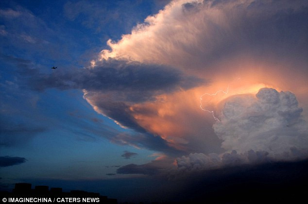 Xuất hiện đám mây kỳ quái trên bầu trời Bắc Kinh ảnh 2 Escape: the plane emerges from flying past the towering cloud, which, despite its appearance, is entirely harmless Read more: http://www.dailymail.co.uk/news/article-2160988/Beijing-mushroom-cloud-dominates-skyline-sparks-fresh-end-world-fears.html#ixzz1yDrFU4gP