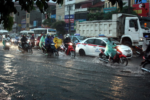 Trận mưa rất nặng hạt, chỉ khoảng 15 phút sau, nước đã láng đầy mặt đường. Ảnh, gdtd.vn