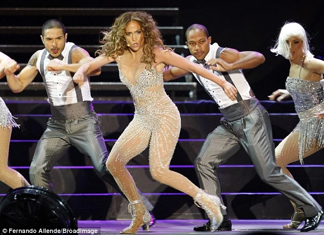 Jennifer Lopez &quot;đốt cháy&quot; sân khấu tại Liên hoan nhạc Pop 2012