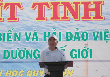 Thứ trưởng Bộ GD&ĐT Trần Quang Quý phát động ra quân làm sạch bãi biển Quy Nhơn
