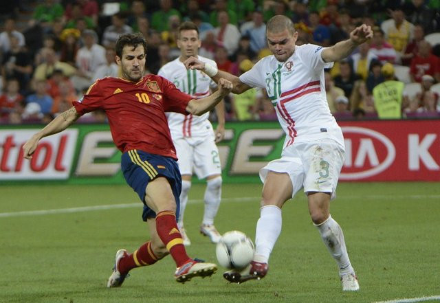 Jori Alba (áo đỏ)