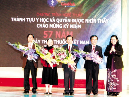 Giao lưu nghệ thuật &quot;Thành tựu y học và quyền được nhìn thấy&quot;