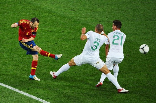 Iniesta chính là nguồn cảm hứng bất tận trong những đợt tấn công của TBN