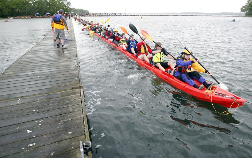 Những hình ảnh ấn tượng trong tuần ảnh 9 This 100-seater, 407ft 7ins (125m) kayak was created by US company LL Bean to celebrate their hundredth anniversary. One hundred employees paddled the kayak on a lake in Freeport, Maine.