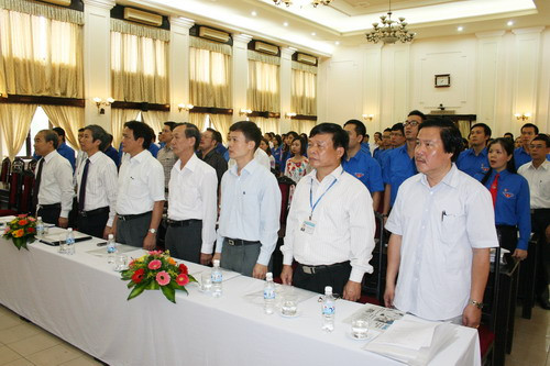 Các đại biểu thực hiện nghi lễ chào cờ trước khi Đại hội chính thức bắt đầu Các