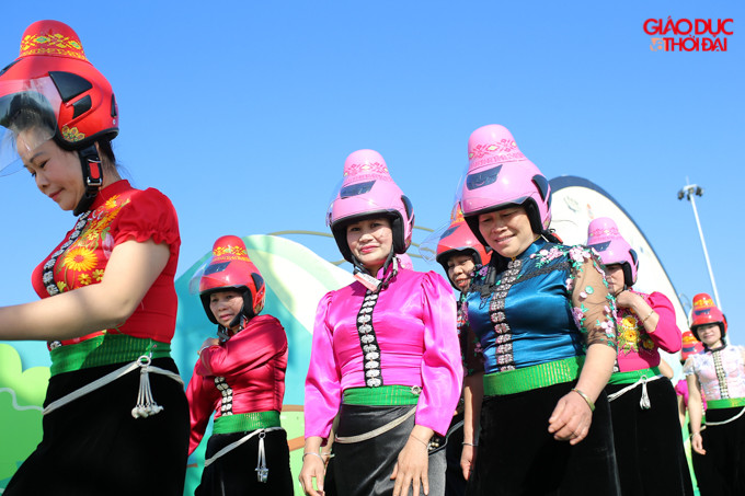 Những chiếc mũ bảo hiểm tằng cẩu được thiết kế riêng với mục đích an toàn và giữ được nguyên nét đẹp văn hoá của người dân tộc Thái.