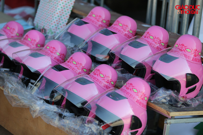 Những chiếc mũ bảo hiểm " độc" được thiết kế riêng cho người phụ nữ dân tộc Thái.