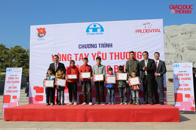 Cũng nằm trong khuôn khổ của chương trình, 25 xuất học bổng đã được trao cho các em là người thân của những nạn nhân đã mất do tai nạn giao