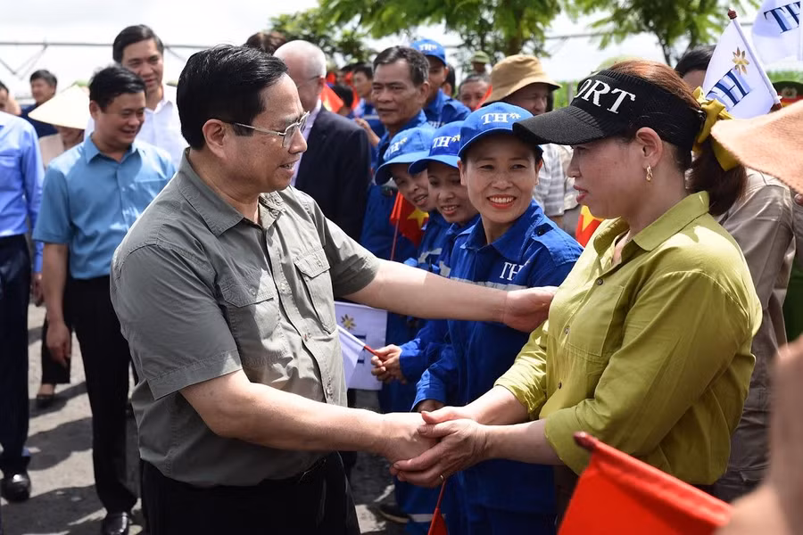 Thủ tướng trò chuyện, thăm hỏi, động viên lao động của Tâp đoàn TH tại dự án.