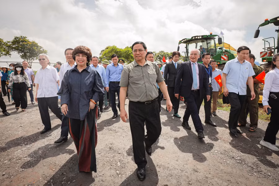 Anh hùng lao động Thái Hương, Nhà Sáng lập tập đoàn TH giới thiệu Dự án chăn nuôi bò sữa tập trung ứng dụng công nghệ cao của Tập đoàn TH với Thủ tướng Chính phủ Phạm Minh Chính.