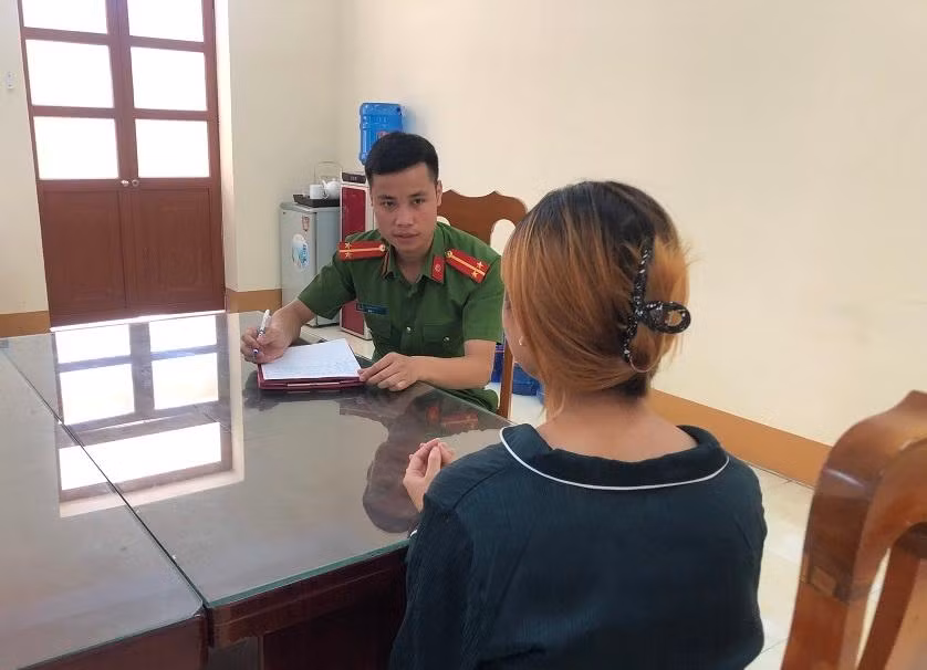 Một nạn nhân được cơ quan chức năng giải cứu.